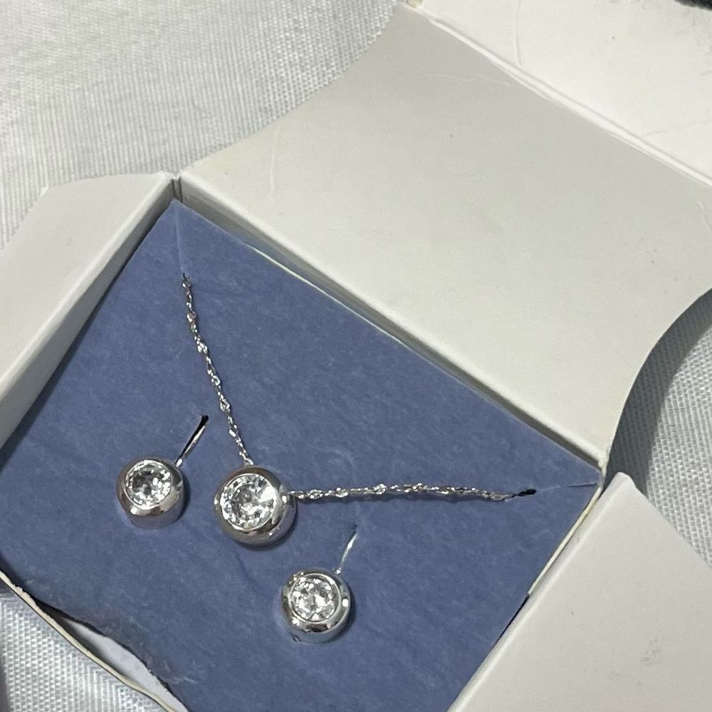 AVON EARRINGS AND NECKLACE SET - Picture 12 of 12